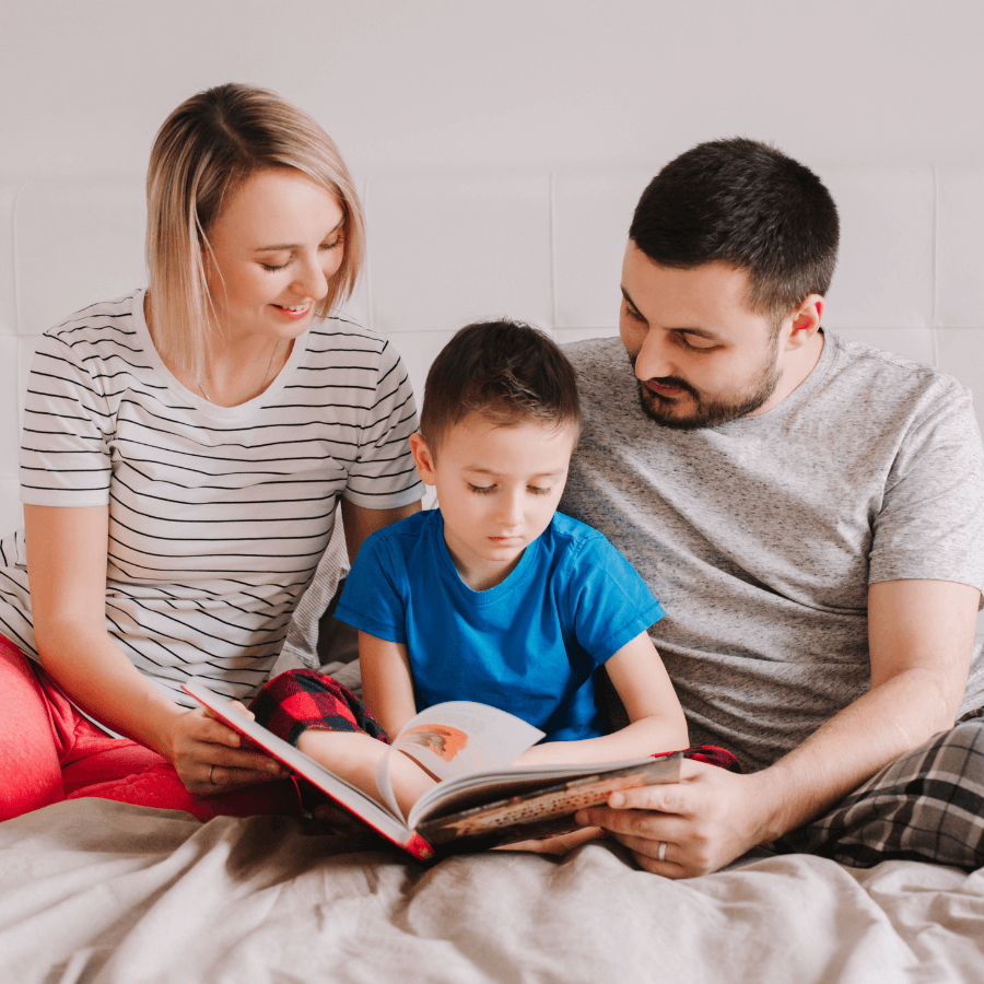 niño lectura animales